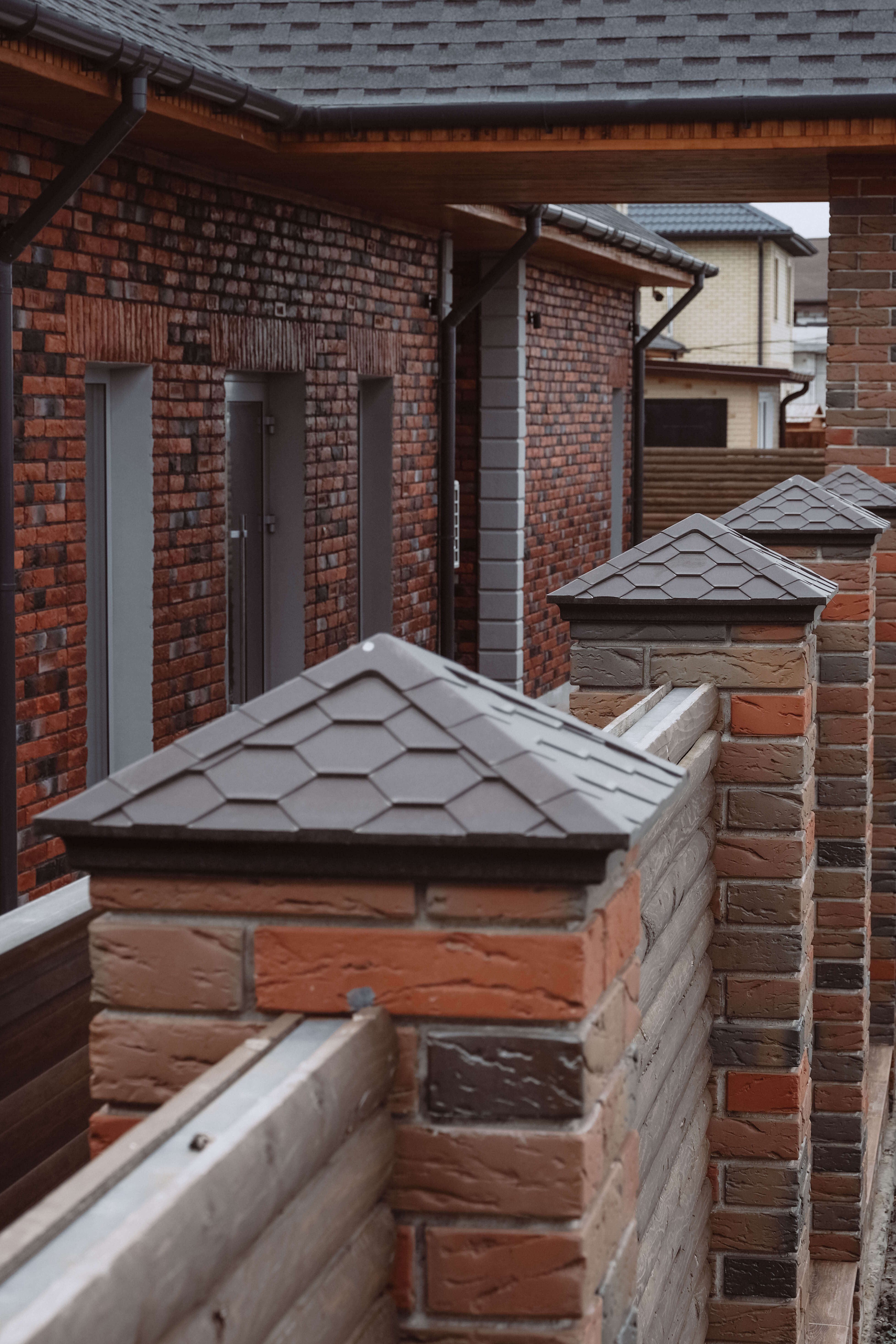 Колпак Zking Эверест Коричневый на столб 1.5х1.5 кирпича (390х390мм) в Первоуральске фото